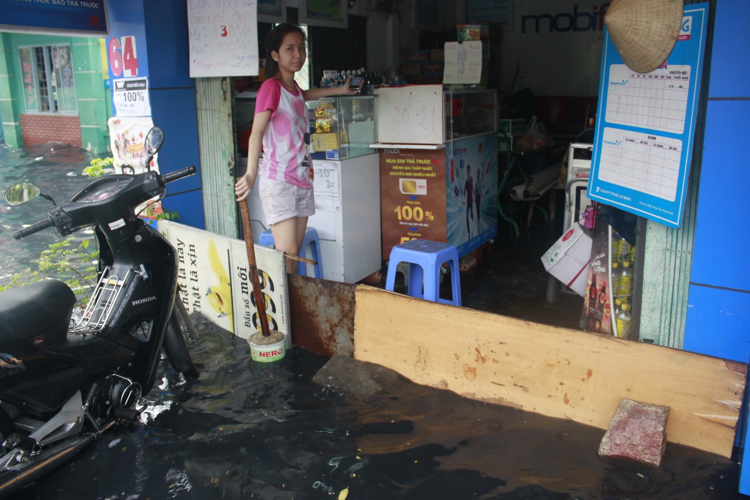 Nguoi Sai Gon dung 'de' chan song tran vao nha hinh anh