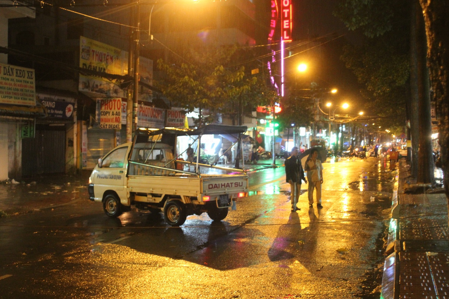 Sai Gon cup dien, phong toa duong vi cay bi tuoc doi hinh anh