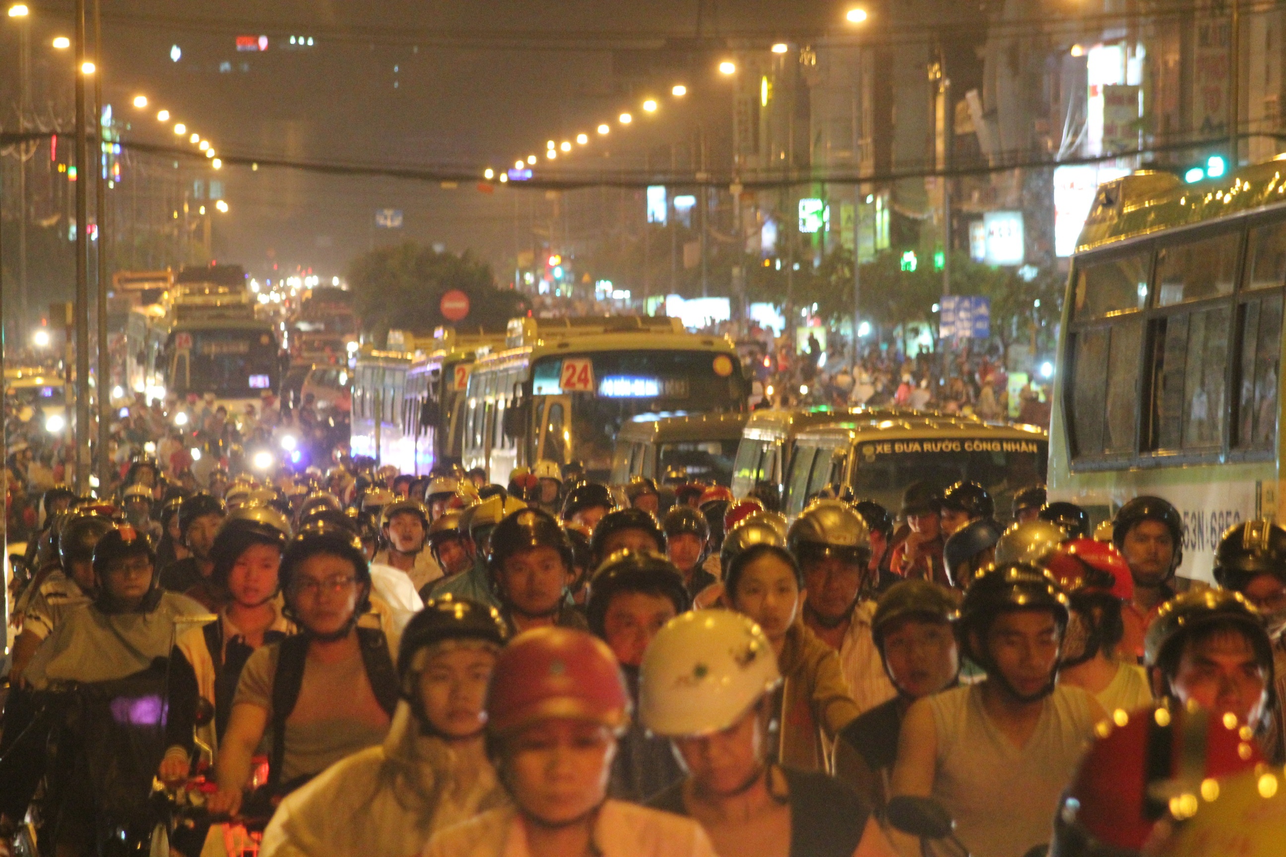Ca tram chiec xe buyt ket cung trong con mua lon o Sai Gon hinh anh