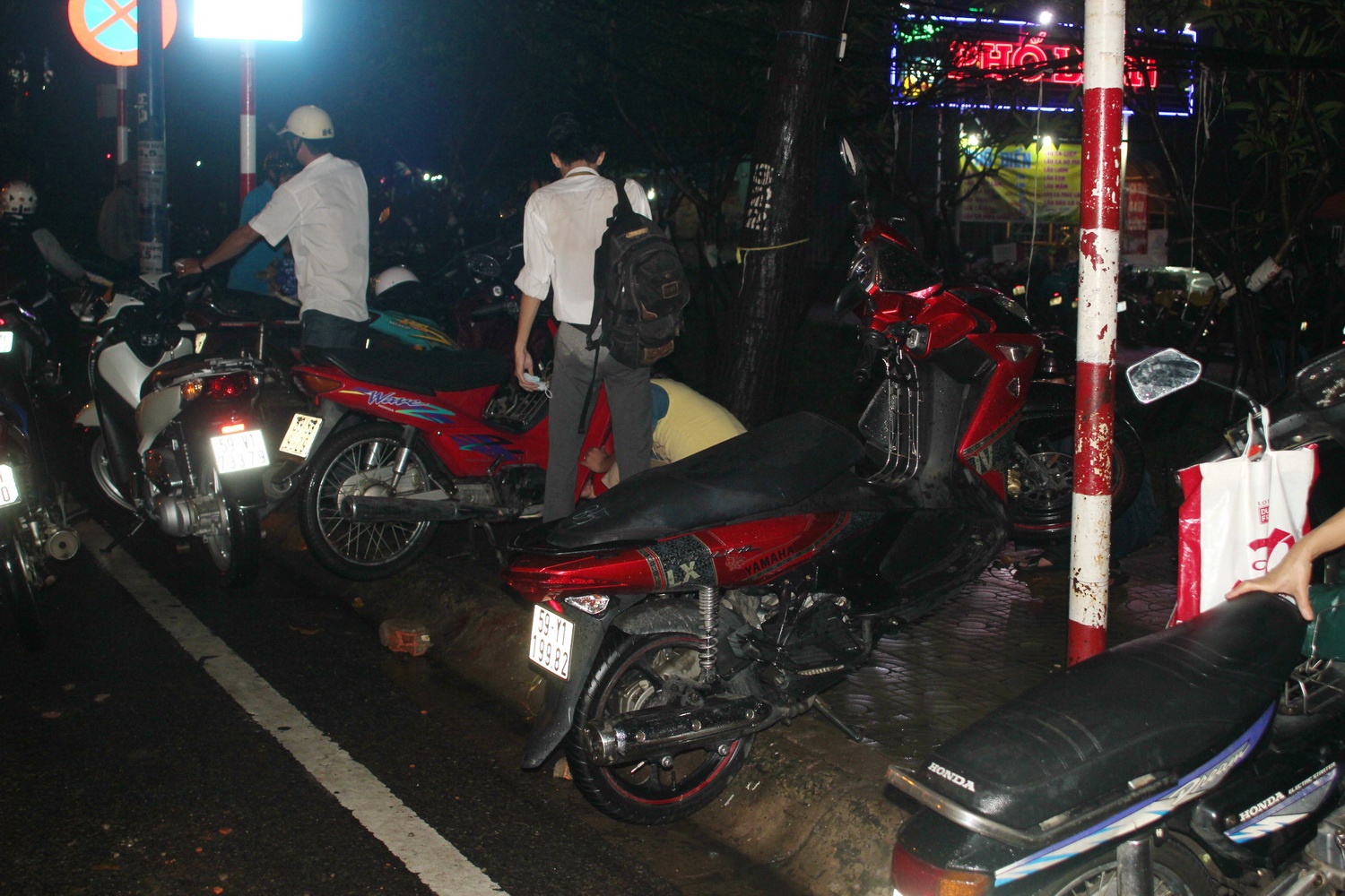 Clip hang ngan xe chet may trong mua o Sai Gon hinh anh