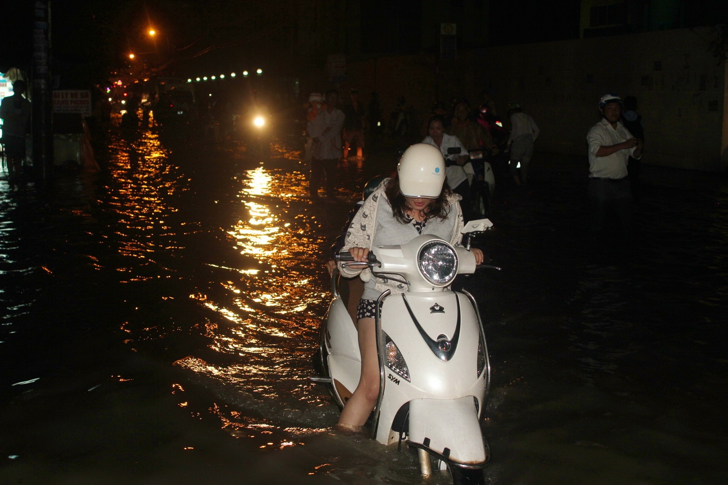 Mua lon, nguoi Sai Gon lai boi trong nuoc ban hinh anh