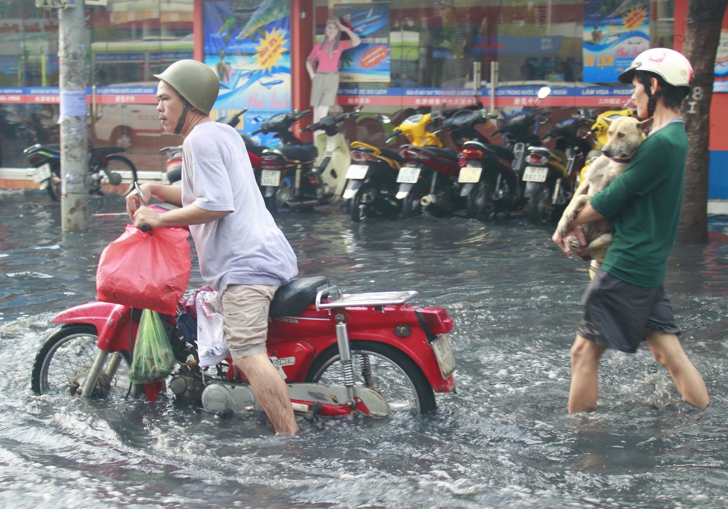 Hinh anh hai huoc o Sai Gon mua nuoc ngap hinh anh