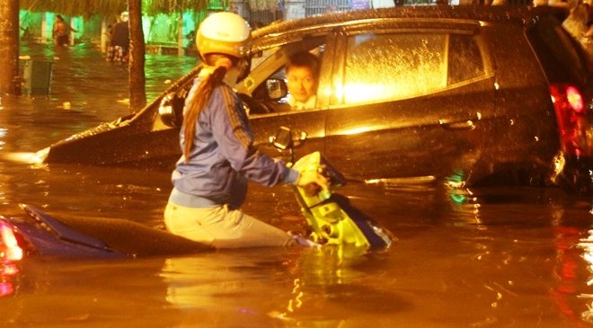 Can canh nguoi Sai Gon lien tiep chong choi voi 'lu lut' hinh anh