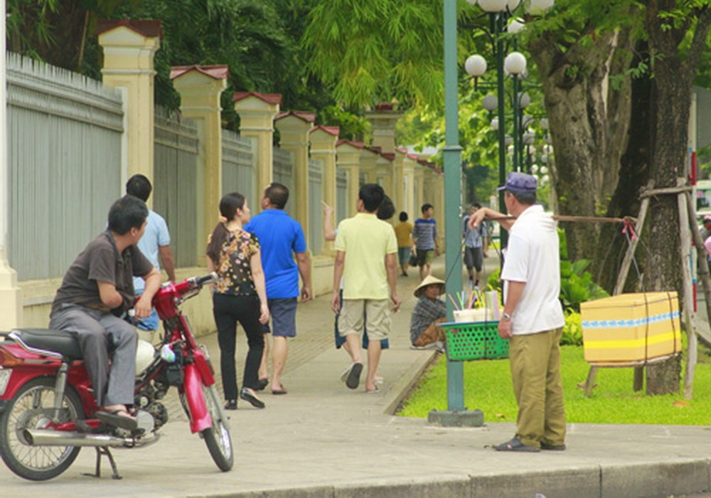 Clip dan ban dua dao Sai Gon deo bam, 'cat co' khach du lich hinh anh