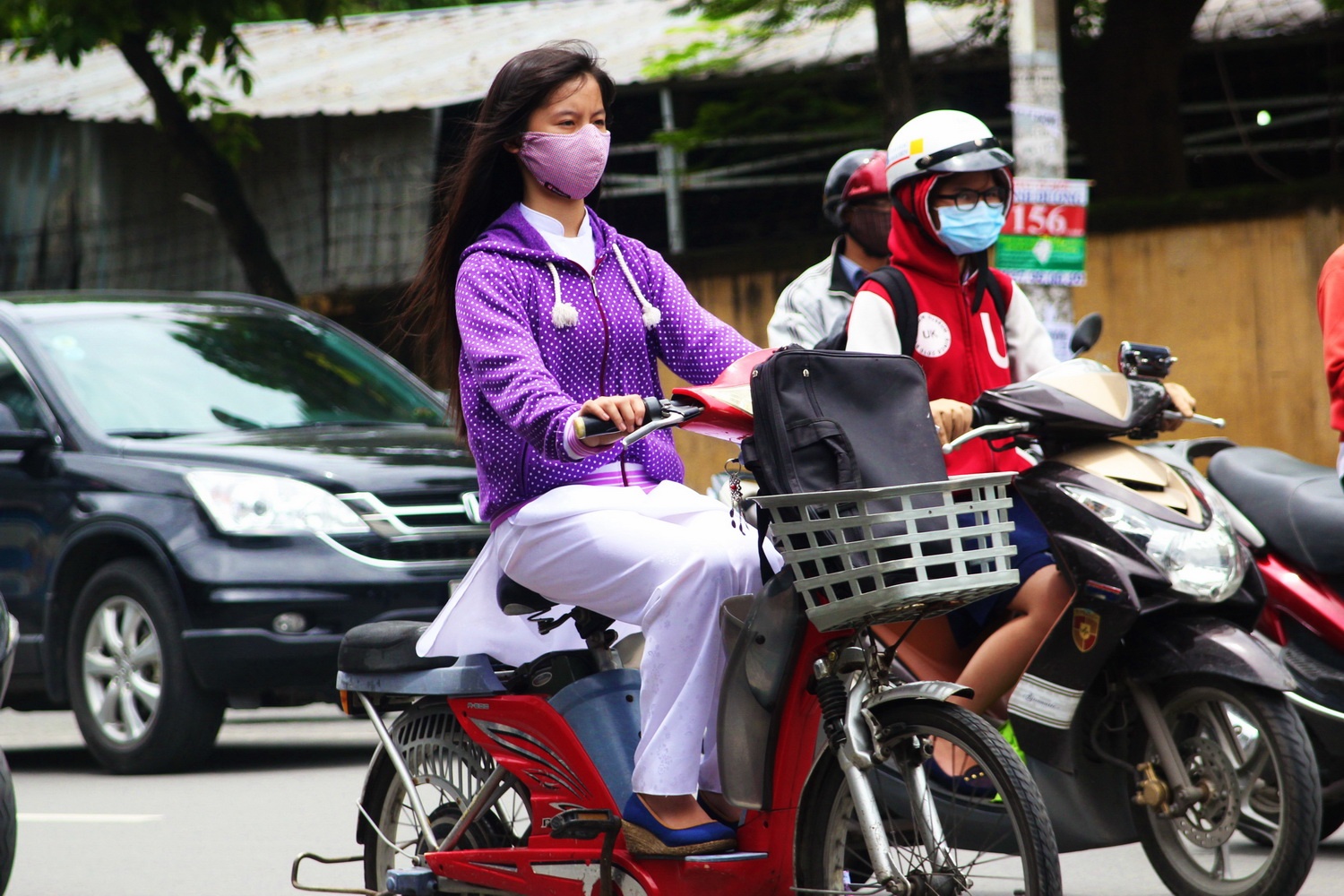 Hoc sinh Sai Gon dau tran 'tam' chuyen tren xe dap dien hinh anh