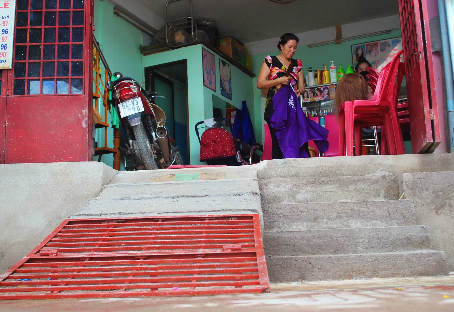 Bac thang... leo len nha tren con duong dep nhat Sai Gon hinh anh