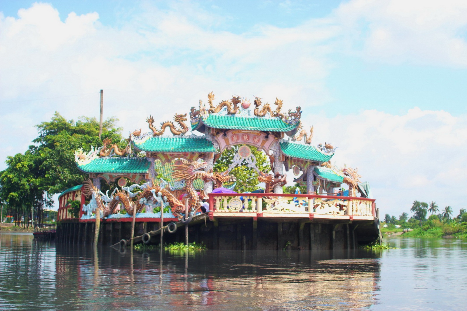 Ngoi mieu linh co hang tram con rong giua song Sai Gon hinh anh