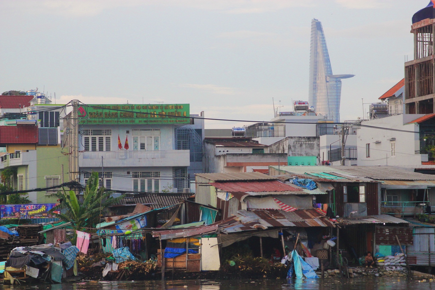 Khu 'o chuot' duoi chan cac cao oc trang le o Sai Gon hinh anh