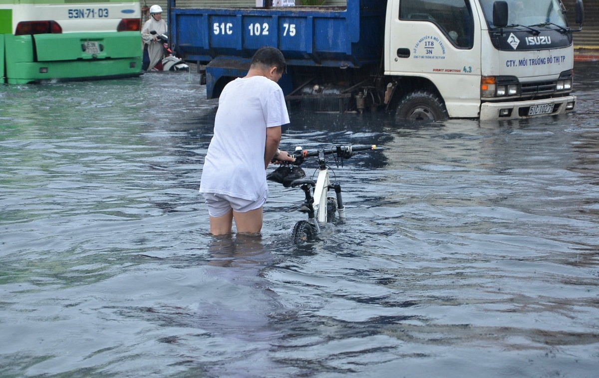 Mua lon, Sai Gon lai ngap trong bien nuoc hinh anh