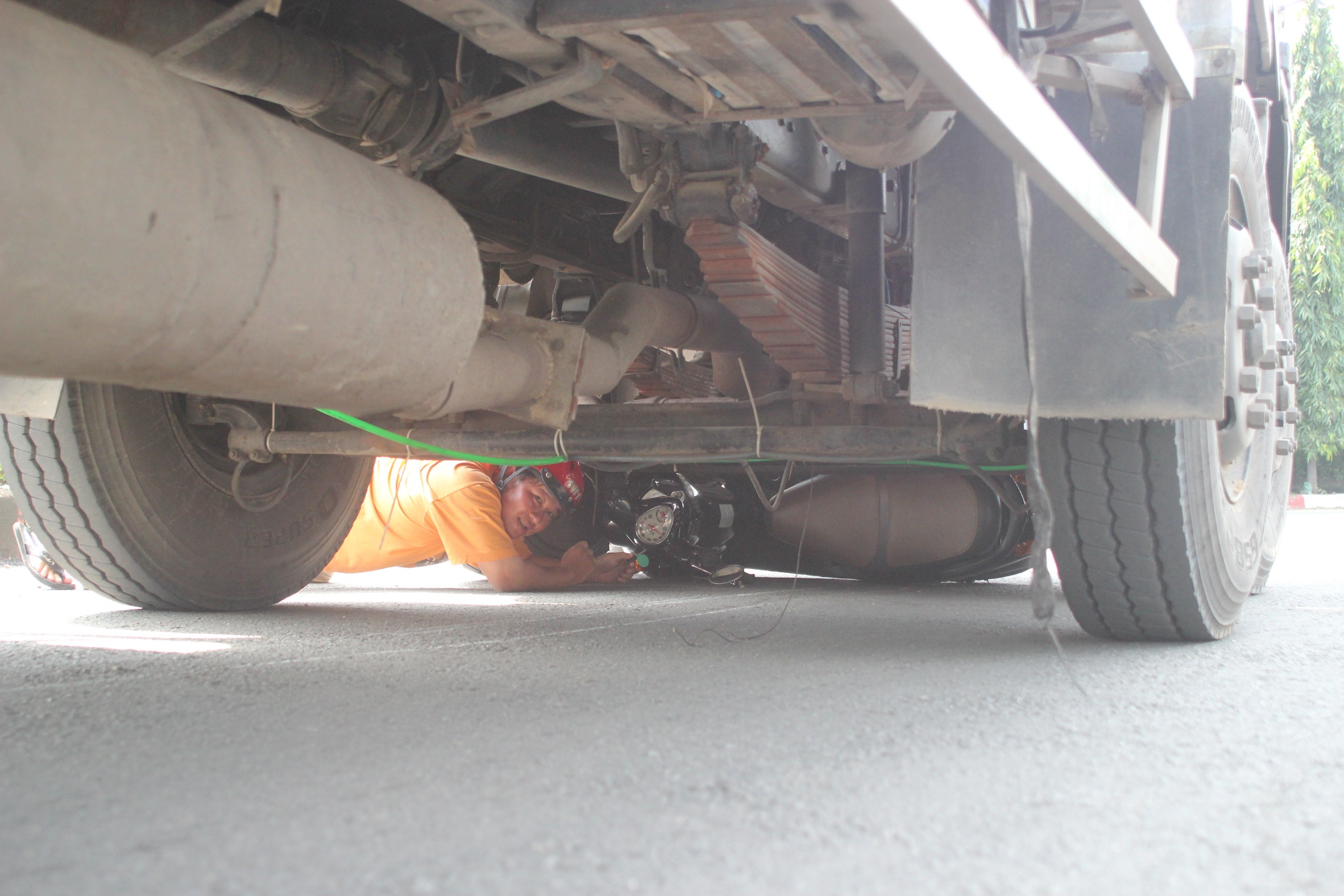 Thoat chet than ky khi bi xe tai keo le 50m duoi gam hinh anh