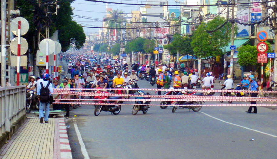 Ngay dau cam 2 cau Sai Gon, dan khong biet van cho xe buyt hinh anh