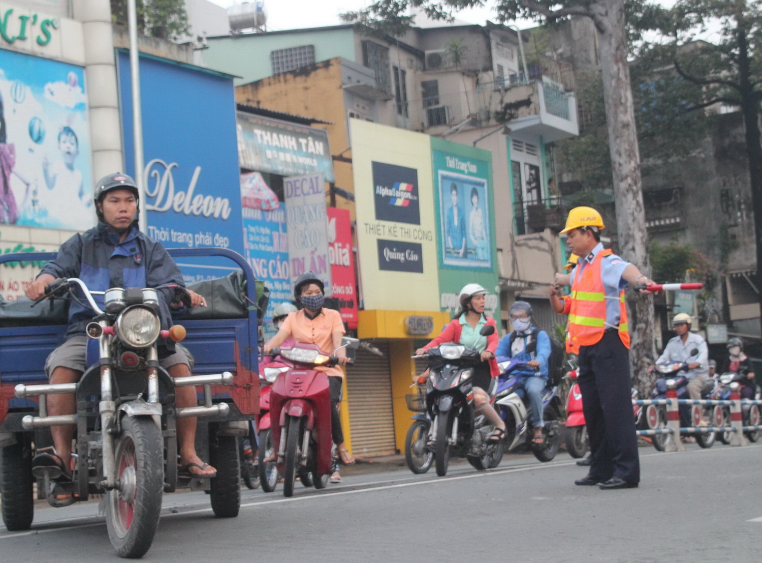 Clip giao thong thuan loi ngay dau cam 2 cau o Sai Gon hinh anh