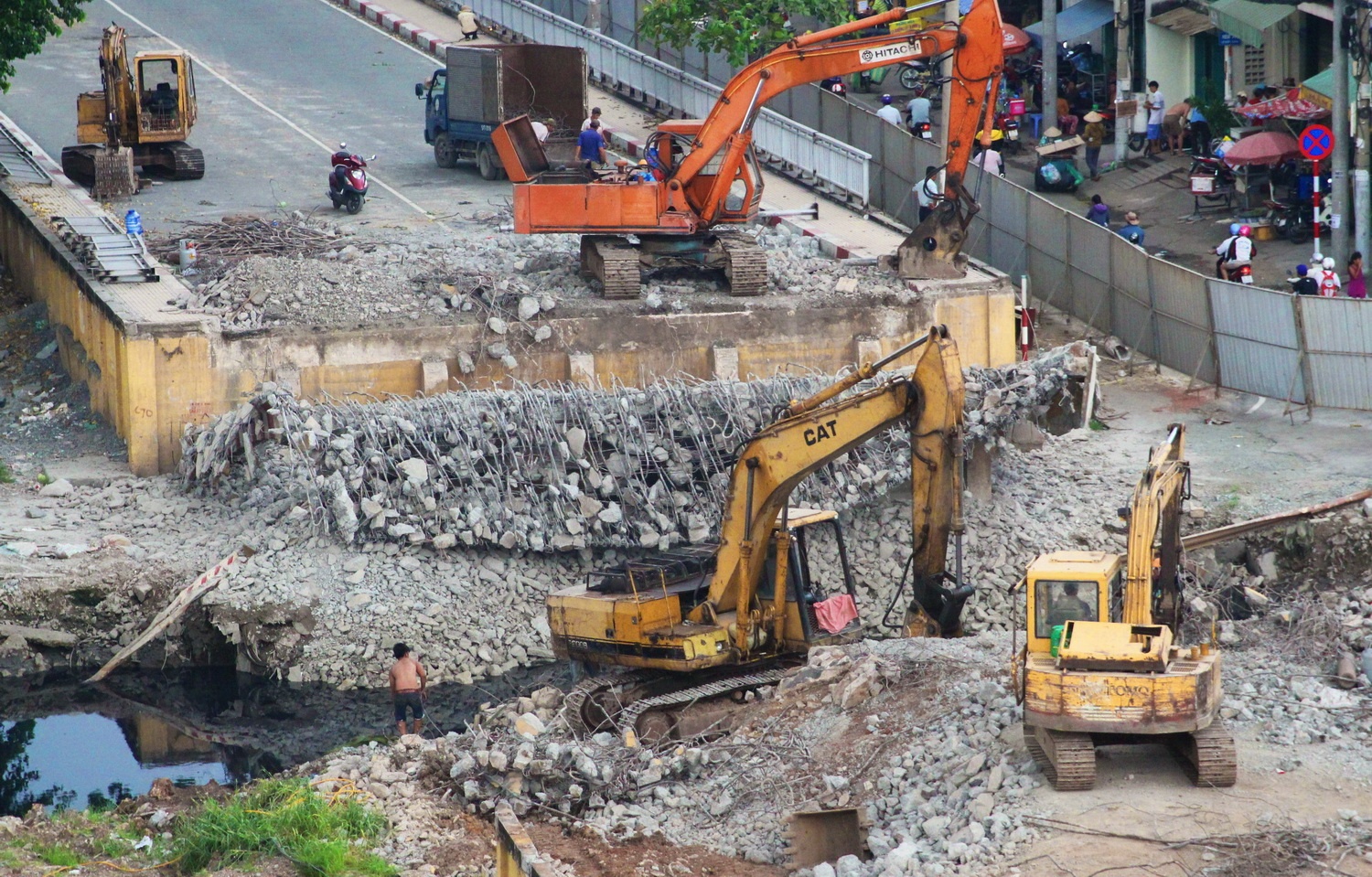 Can canh 'cat roi' 2 cay cau 50 tuoi o Sai Gon hinh anh