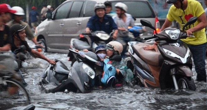 Nguoi Sai Gon cang minh chong choi voi nuoc ngap hinh anh