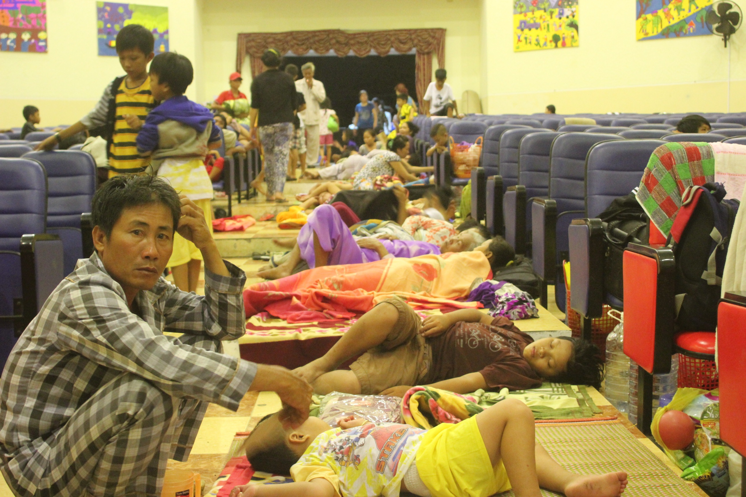 Clip hang ngan dan Can Gio ngu va vat tranh bao hinh anh