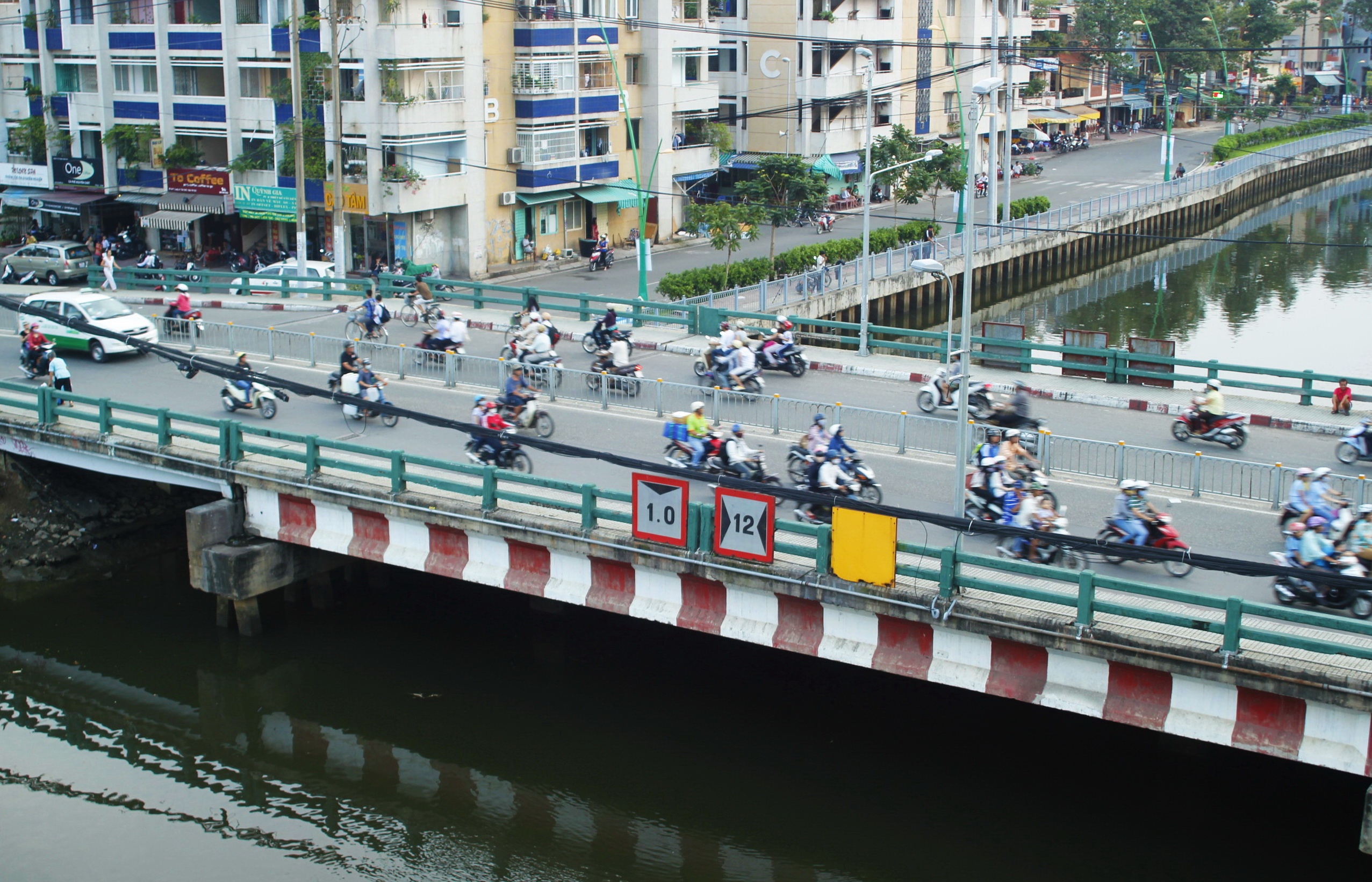 6h sang mai, cam tiep mot cay cau huyet mach o Sai Gon hinh anh