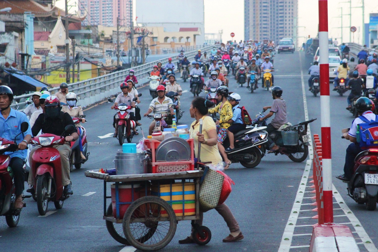 Nguoi Sai Gon dua voi 'tu than' tren cau vuot bang thep hinh anh