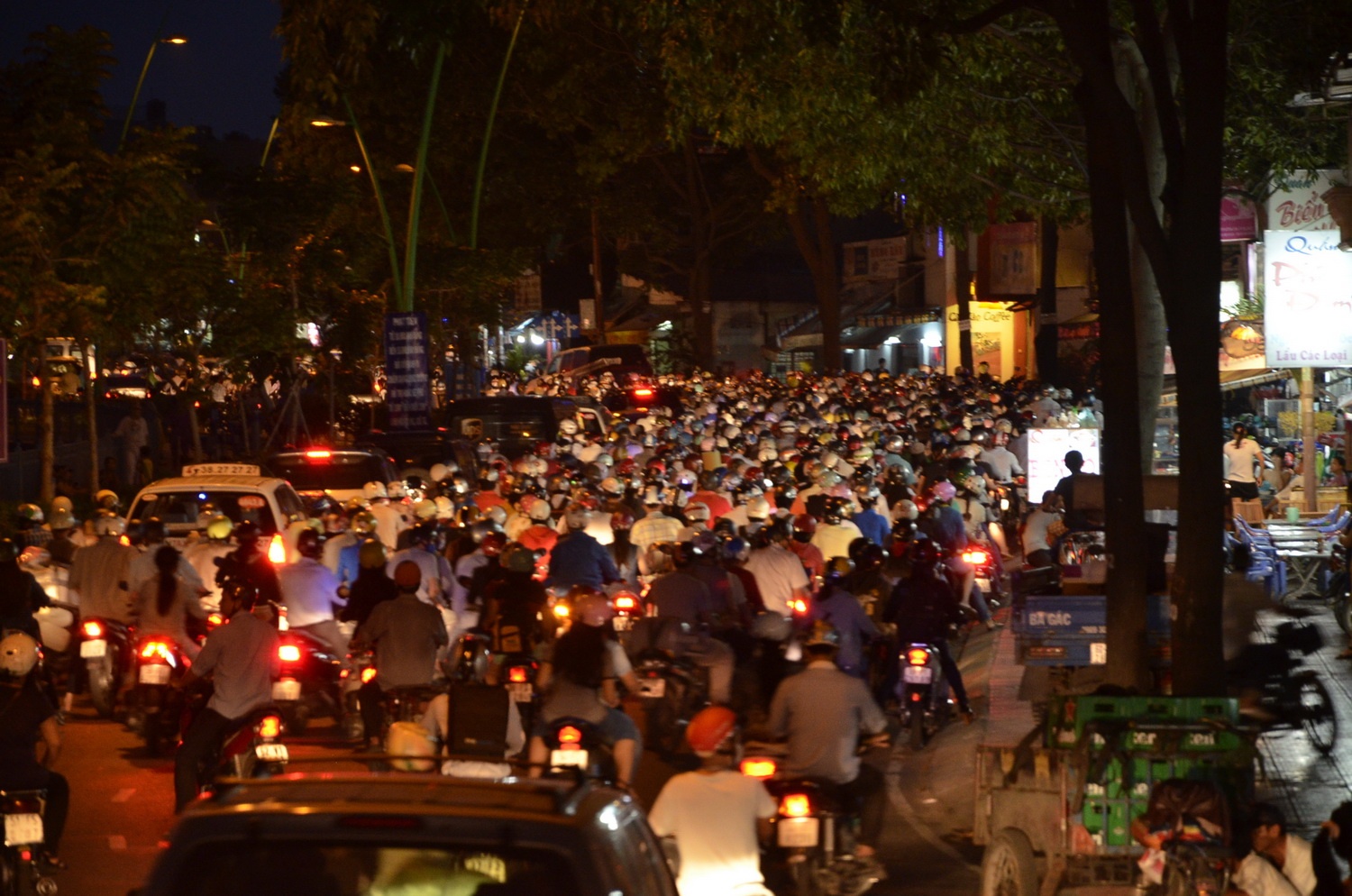 Ket xe o Sai Gon, di 3 gio van chua toi nha hinh anh