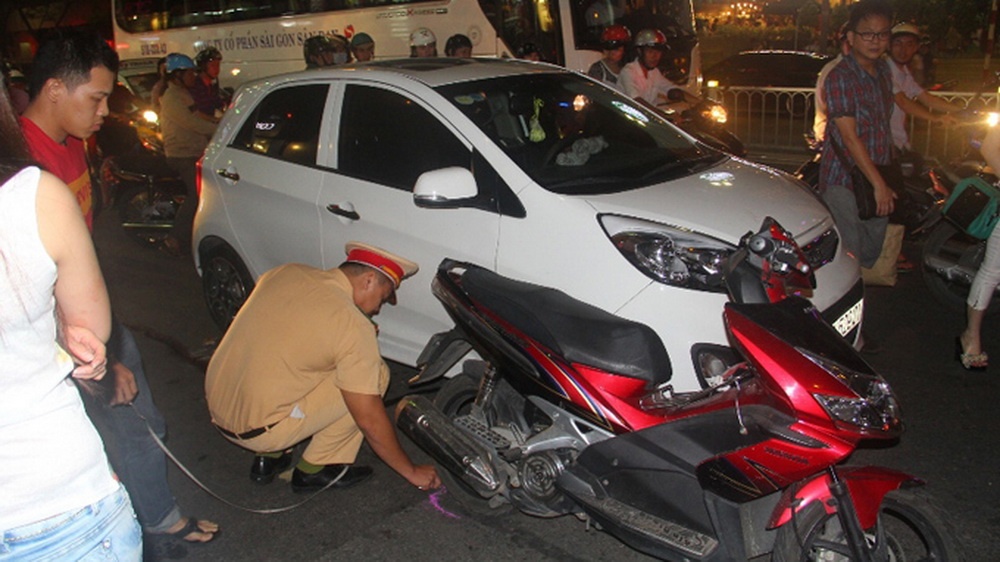 Oto va xe may, 2 ben xo xat nao loan duong pho hinh anh