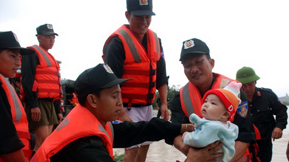 Lo bo song, hang tram nguoi song man troi chieu dat hinh anh
