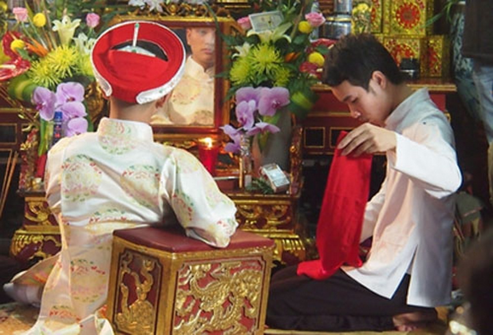 Mot lan vao the gioi dong tinh nam 'thoat xac' hau dong hinh anh