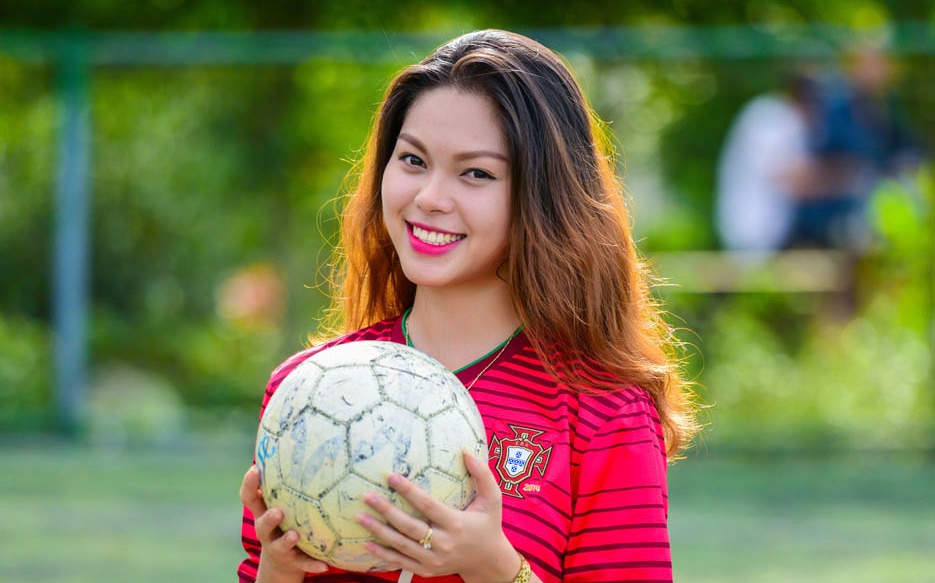 Nu sinh Hue co vu Ronaldo va Bo Dao Nha ngay ra quan tai World Cup hinh anh