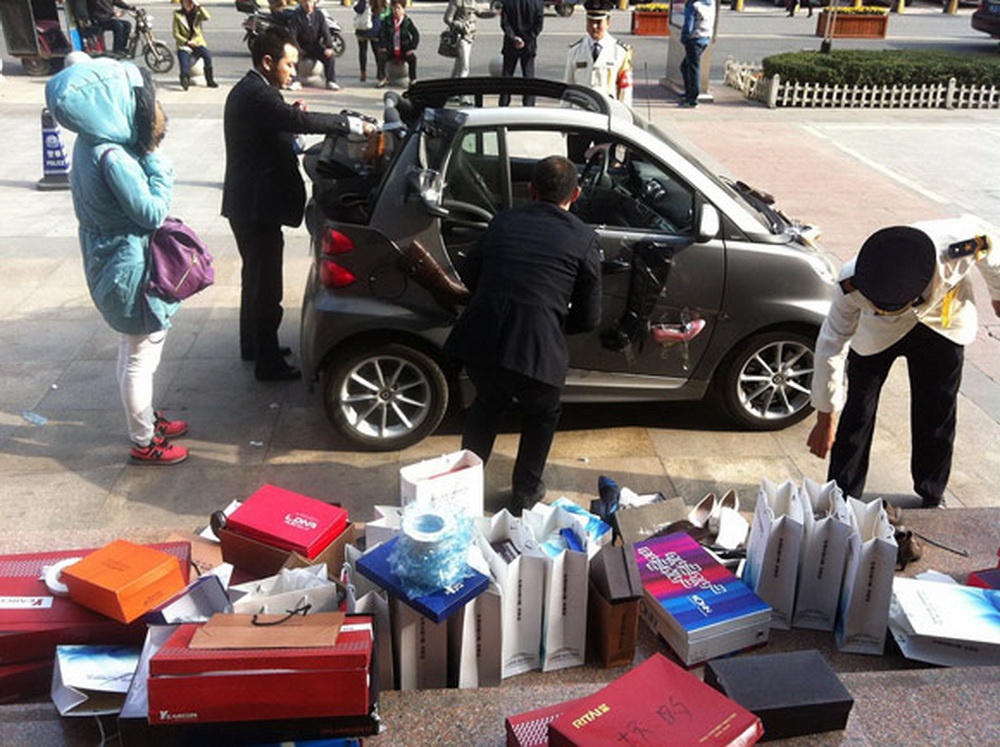 Chi gan ty dong mua giay dan khap xe de choc tuc ban trai hinh anh