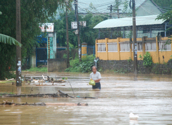 Nguoi bi lu cuon 640 trieu dong tien mat doi tu tu hinh anh