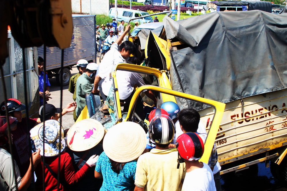 Hien truong 4 xe dam lien hoan lam chet nguoi o Dong Nai hinh anh