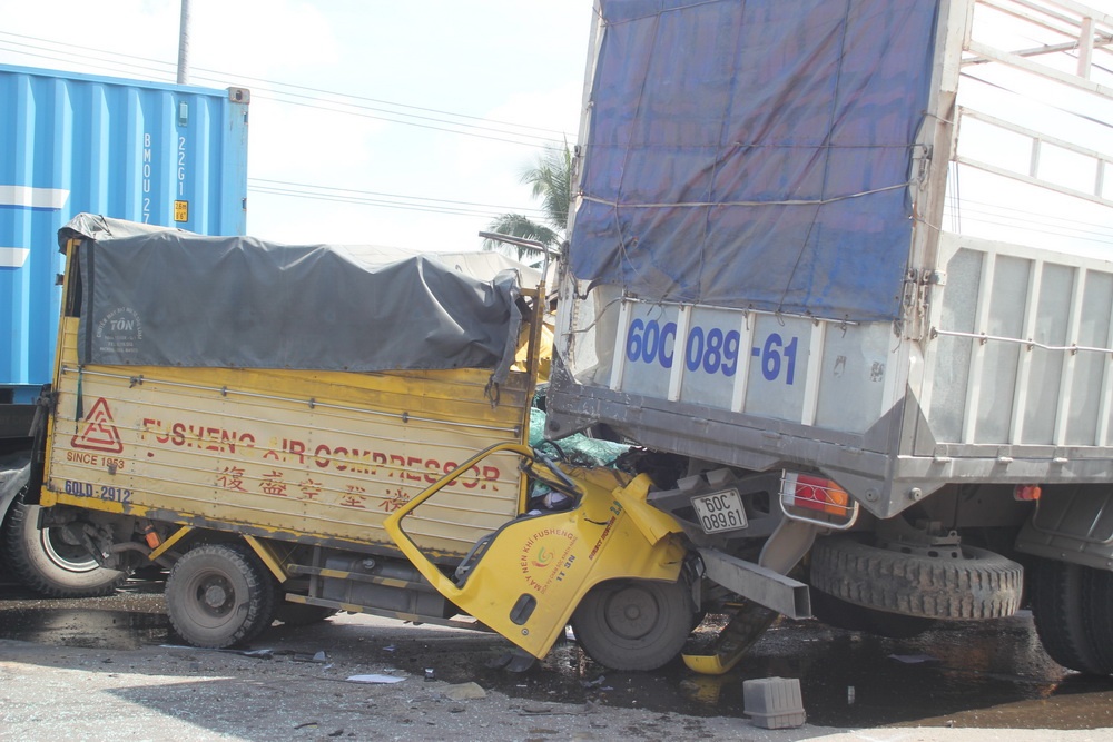 4 xe tai dam lien hoan, phu xe chet trong cabin hinh anh