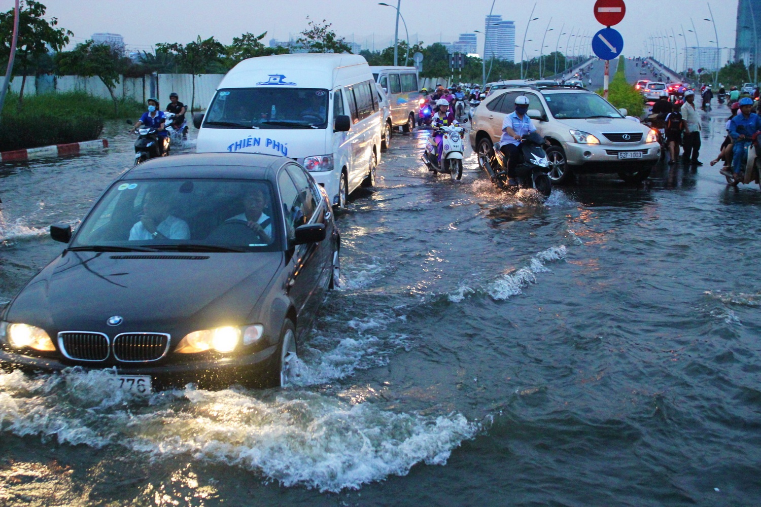 Nguoi Sai Gon vat va loi nuoc truoc dinh trieu cuong moi hinh anh