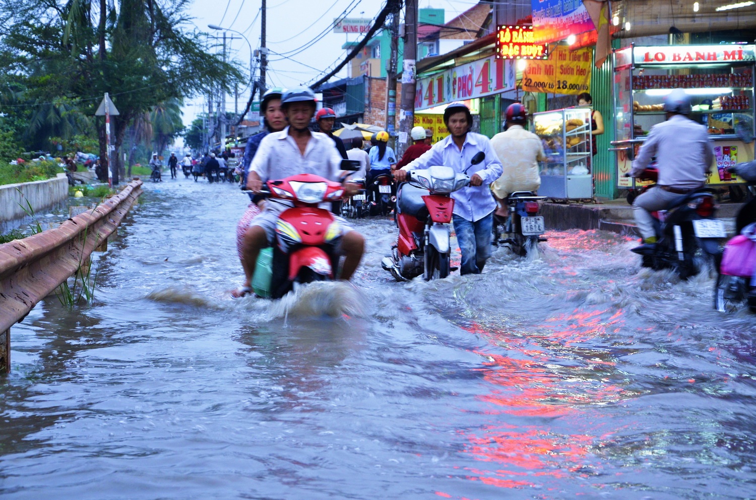 Ngay thu 2 nguoi Sai Gon 'khoc' vi trieu cuong dang cao hinh anh