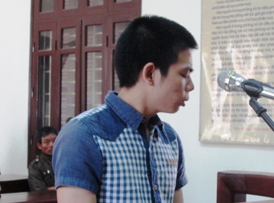 Bo me vang nha, dua ban gai 11 tuoi len doi ep 'quan he' hinh anh