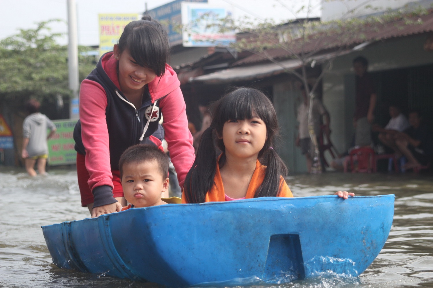Clip nguoi Sai Gon 'vat lon' giua bien nuoc hinh anh