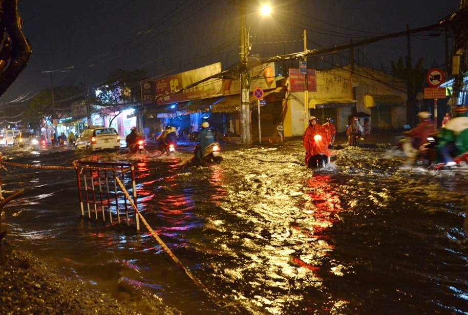 Mua lon, dan Sai Gon loi nuoc giua mua kho hinh anh