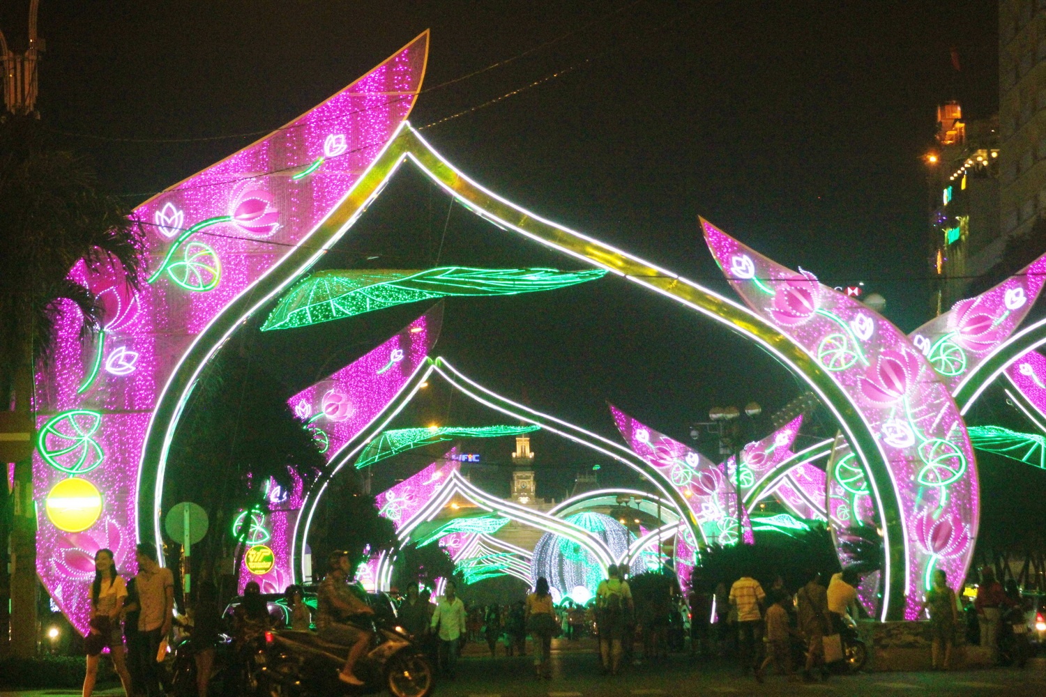 Duong pho TP.HCM long lay chao nam moi hinh anh