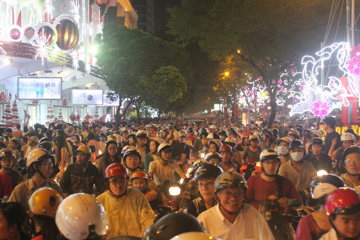 Dong nghit nguoi choi Noel o trung tam Sai Gon hinh anh