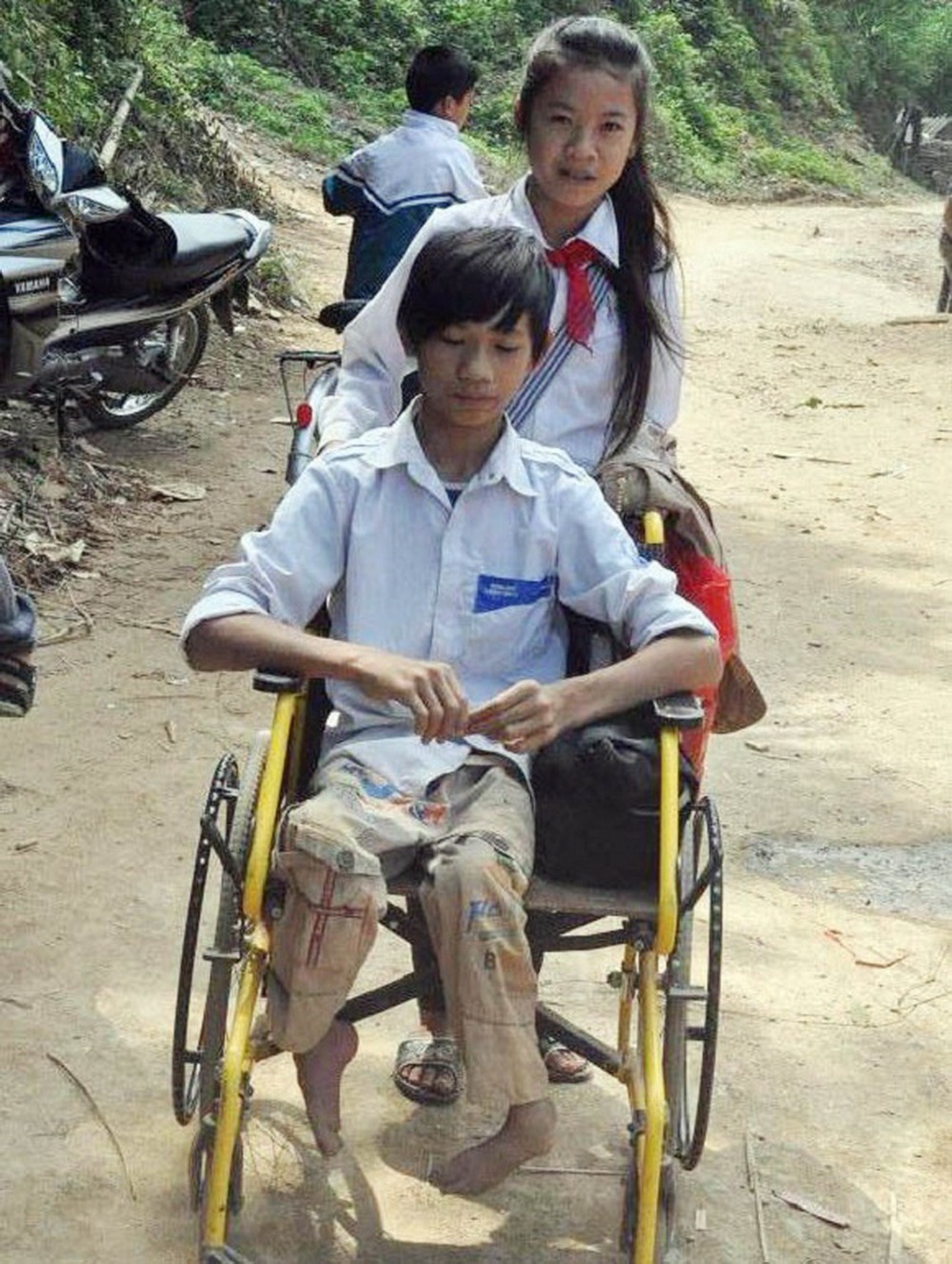 Cau hoc tro dung tay bo den truong, 10 nam chua mot lan nghi hinh anh