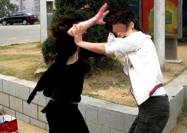 Vo uong bia gay go, chong tu vong hinh anh