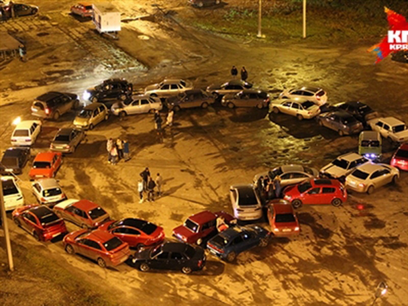 Cau hon bang xe hoi xep hinh trai tim hinh anh