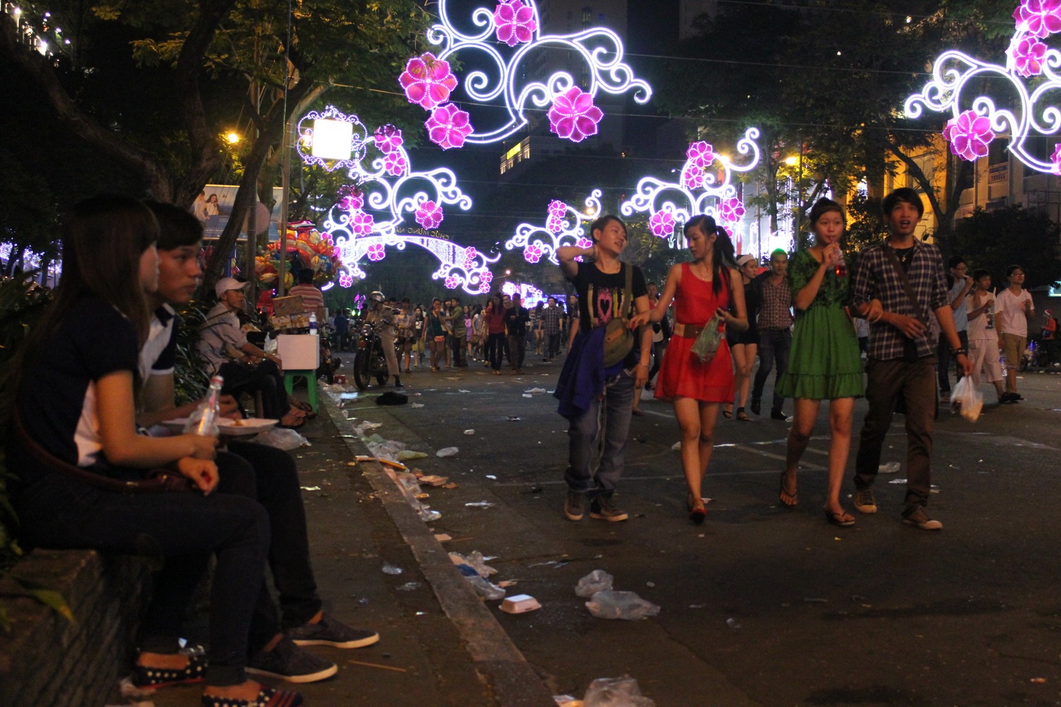 Rac tran ngap trung tam Sai Gon sau Noel hinh anh