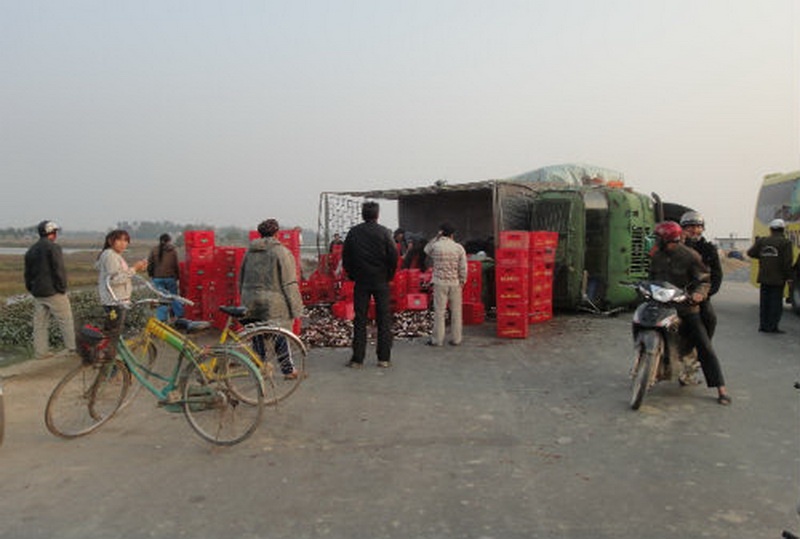 Lat xe cho bia o Ha Tinh, khong ai hoi cua hinh anh