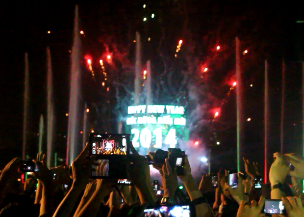 Clip khoanh khac dem nguoc don nam moi o Sai Gon hinh anh