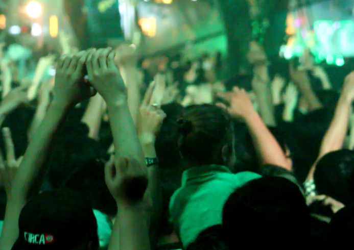 Be gai nhay sung trong bua tiec am nhac o Sai Gon hinh anh