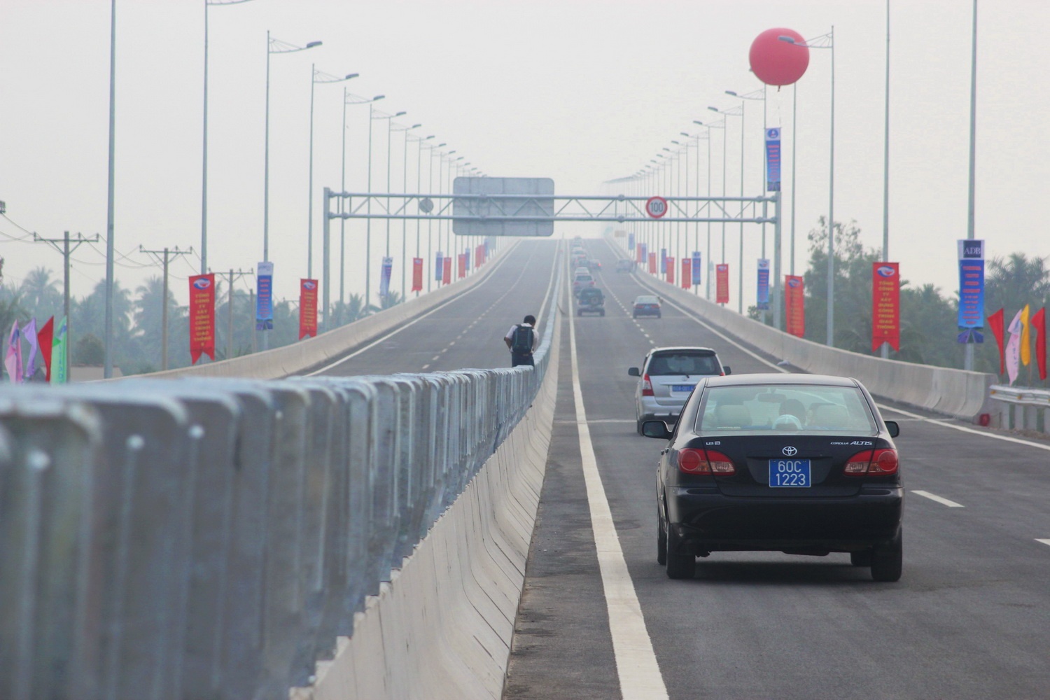 Thong xe 20km duong cao toc ty do o Sai Gon hinh anh