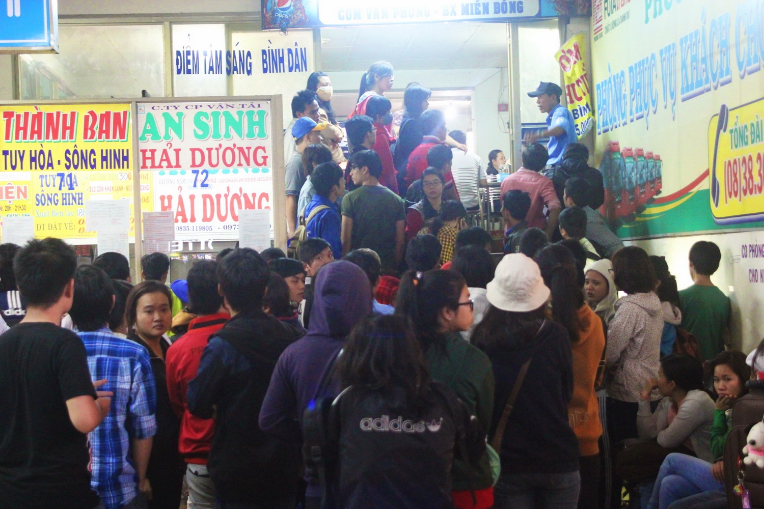 Suyt gay tay vi tranh gianh ve xe Tet o Sai Gon hinh anh