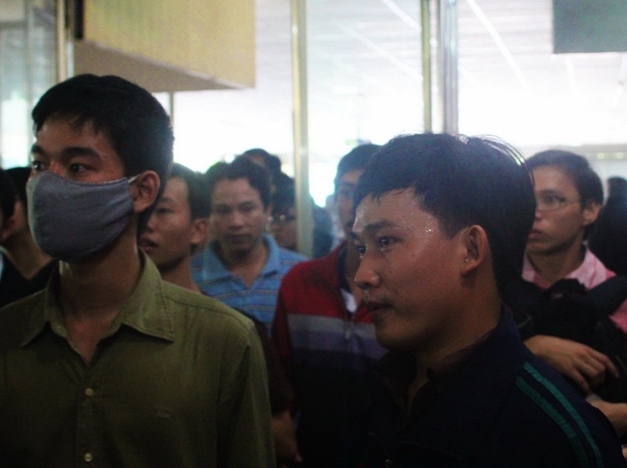 Clip chen chan tranh gianh mua ve xe Tet o Sai Gon hinh anh