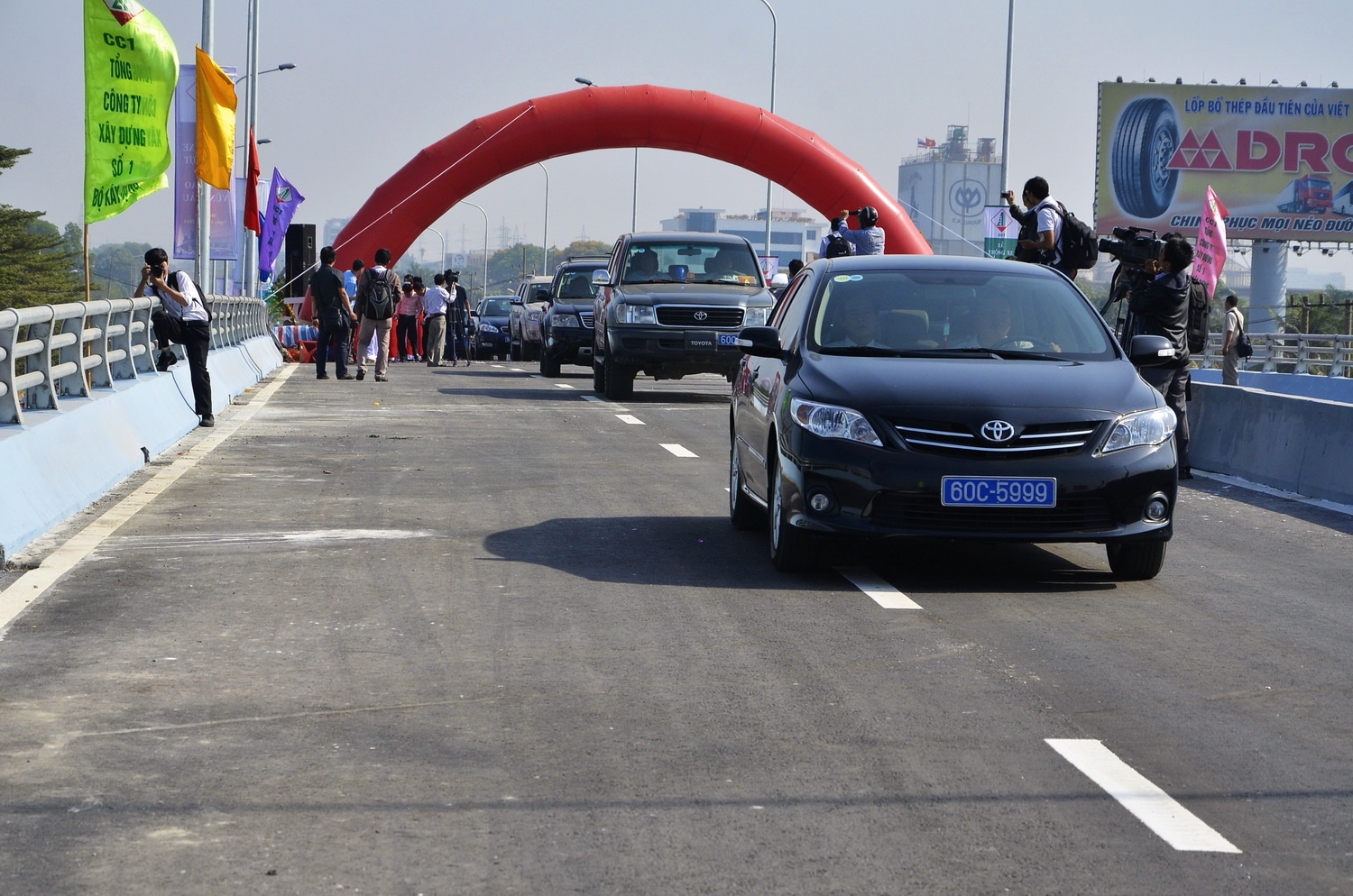 Thong xe cau vuot tai diem den un tac nga tu Vung Tau hinh anh