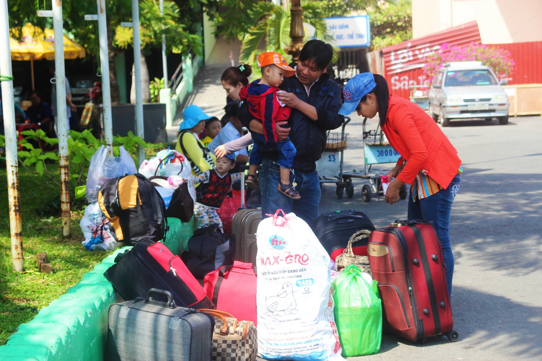 Dan ngu cu Sai Gon linh kinh hanh ly ve que som hinh anh