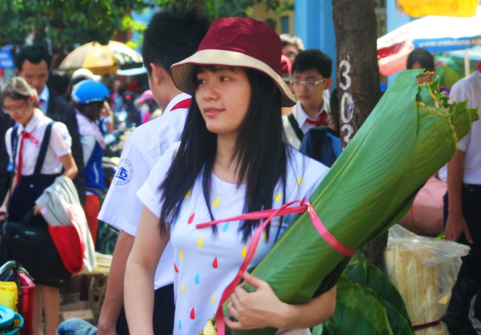 Phien cho la dong ngay Tet doc dao o Sai Gon hinh anh